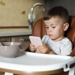Kurangi Screen Time Saat Anak Makan