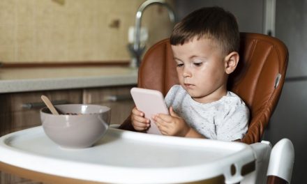 Kurangi Screen Time Saat Anak Makan