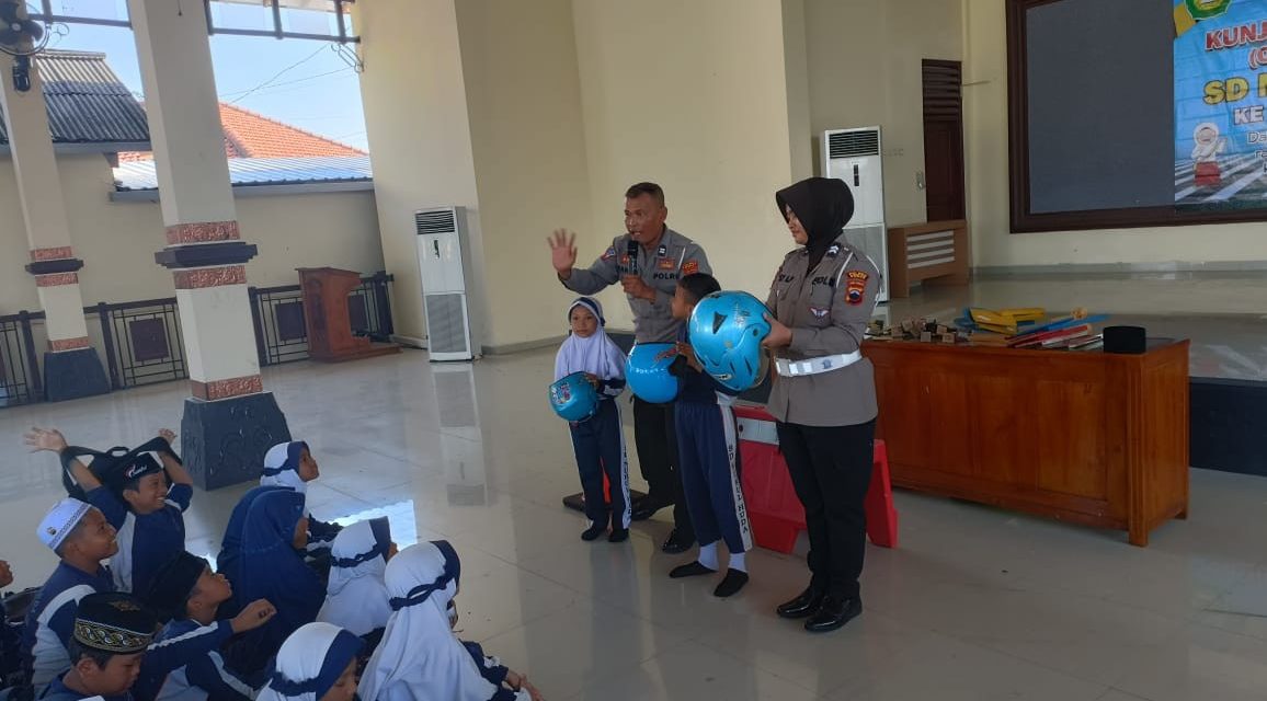 Mengajarkan Anak Disiplin Berlalu Lintas Sejak Dini