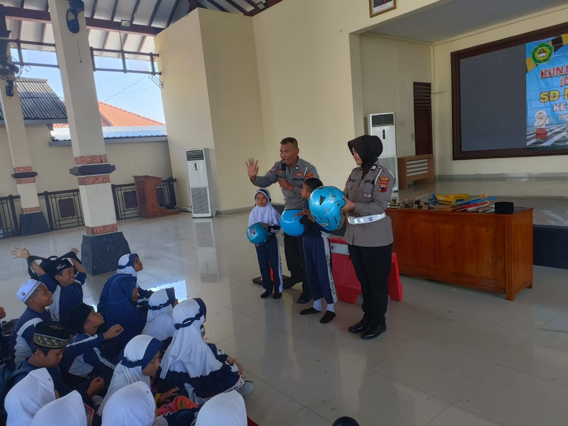 Mengajarkan Anak Disiplin Berlalu Lintas Sejak Dini