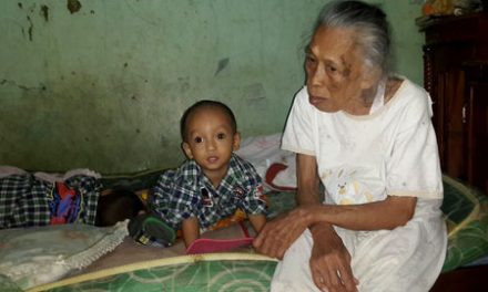 Perjuangan Nenek Menghidupi Keluarga Di Tengah Keterbatasan