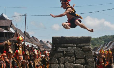 Festival Lompat Batu Nias: Perpaduan Adrenalin Dan Tradisi