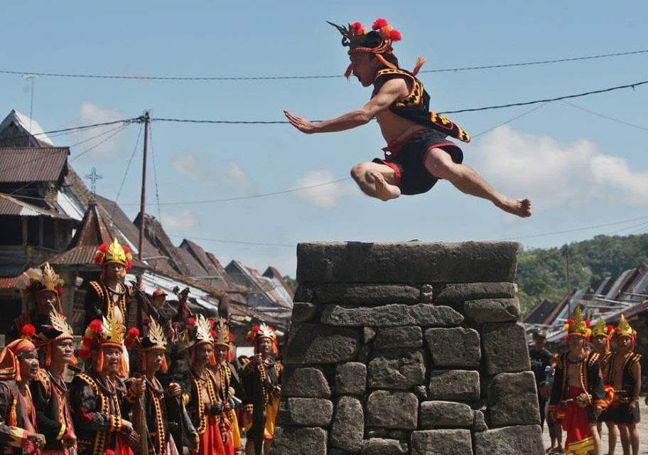 Festival Lompat Batu Nias: Perpaduan Adrenalin Dan Tradisi