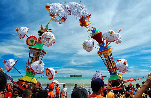 Tradisi Adat Indonesia Yang Menarik Wisatawan Asing